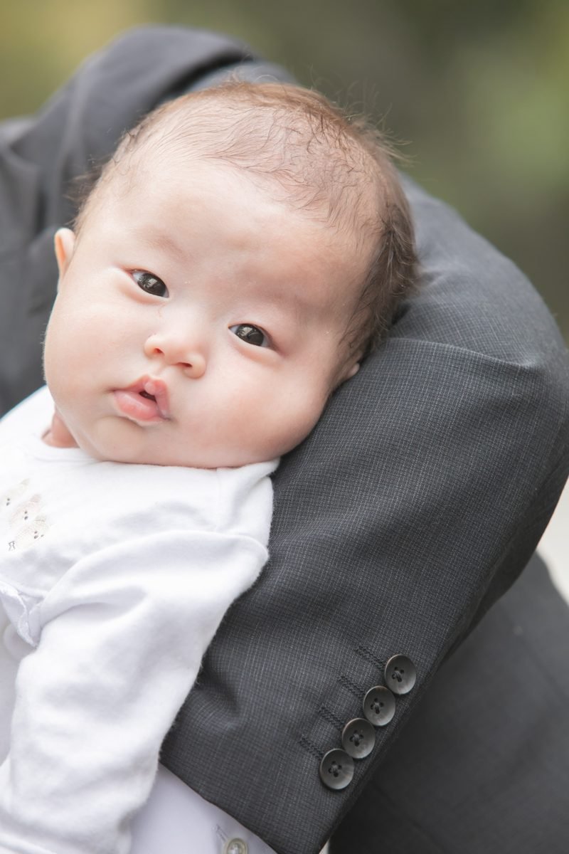 赤ちゃんが泣き止まないとき、フォトグラファーは何をしているか