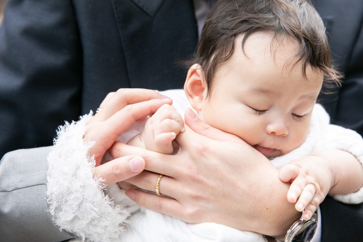 赤ちゃんが泣き止まないとき、フォトグラファーは何をしているか